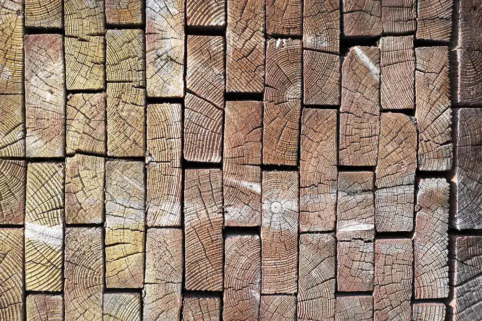 Gestapeld hout in een opslag